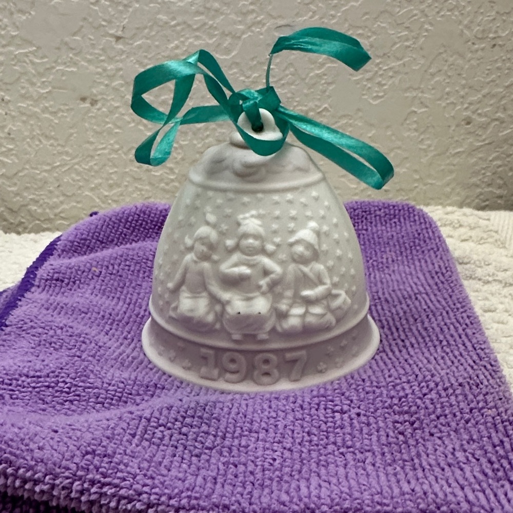 Lladro 1987 Christmas Bell